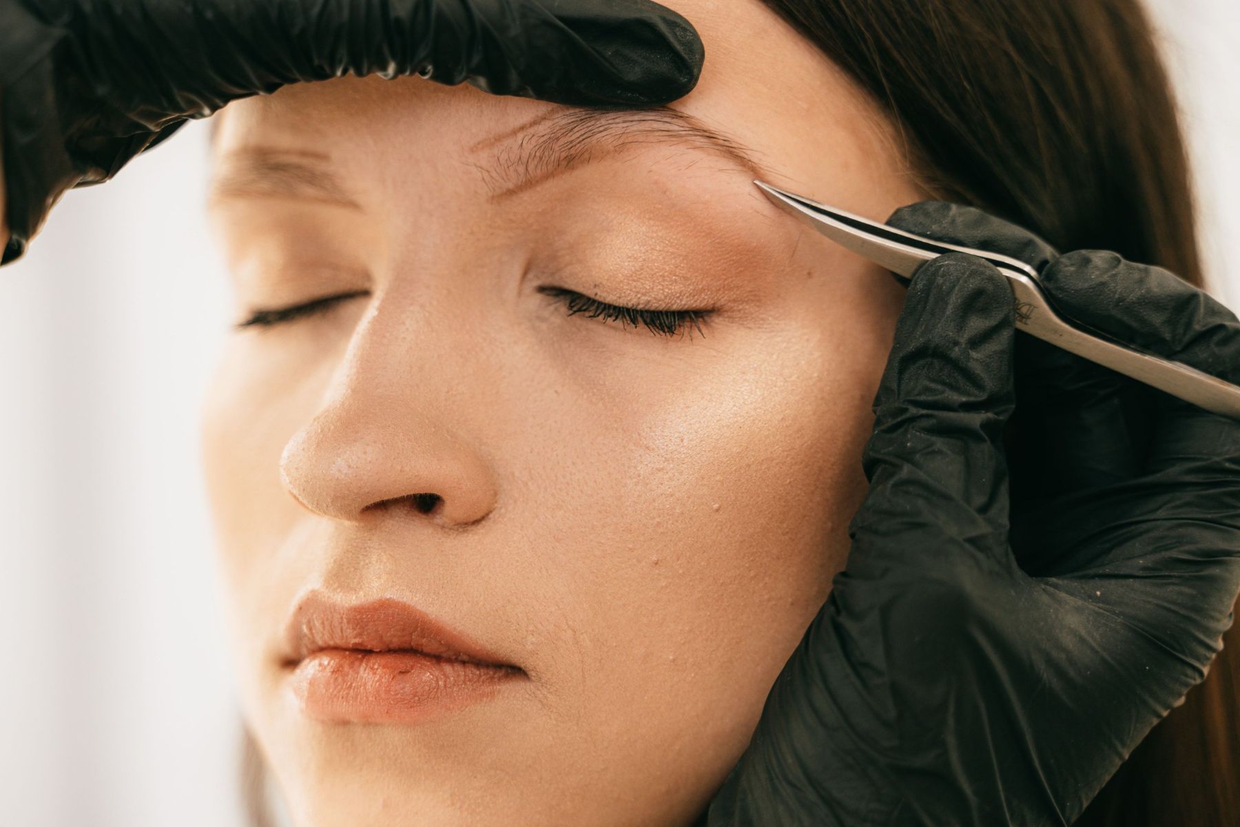 Brow shaping with tweezers